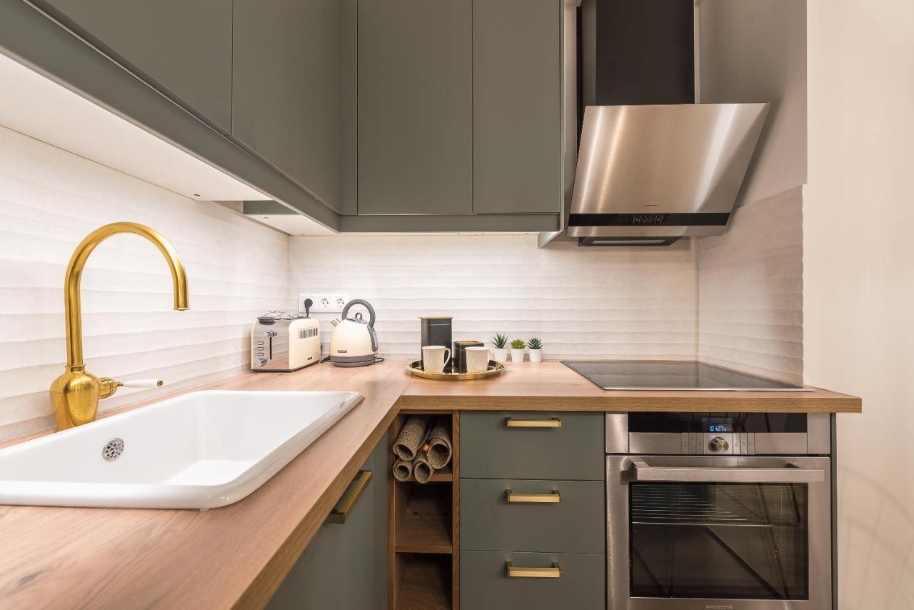 Chic And Comfort Home In Central Атина Екстериор снимка