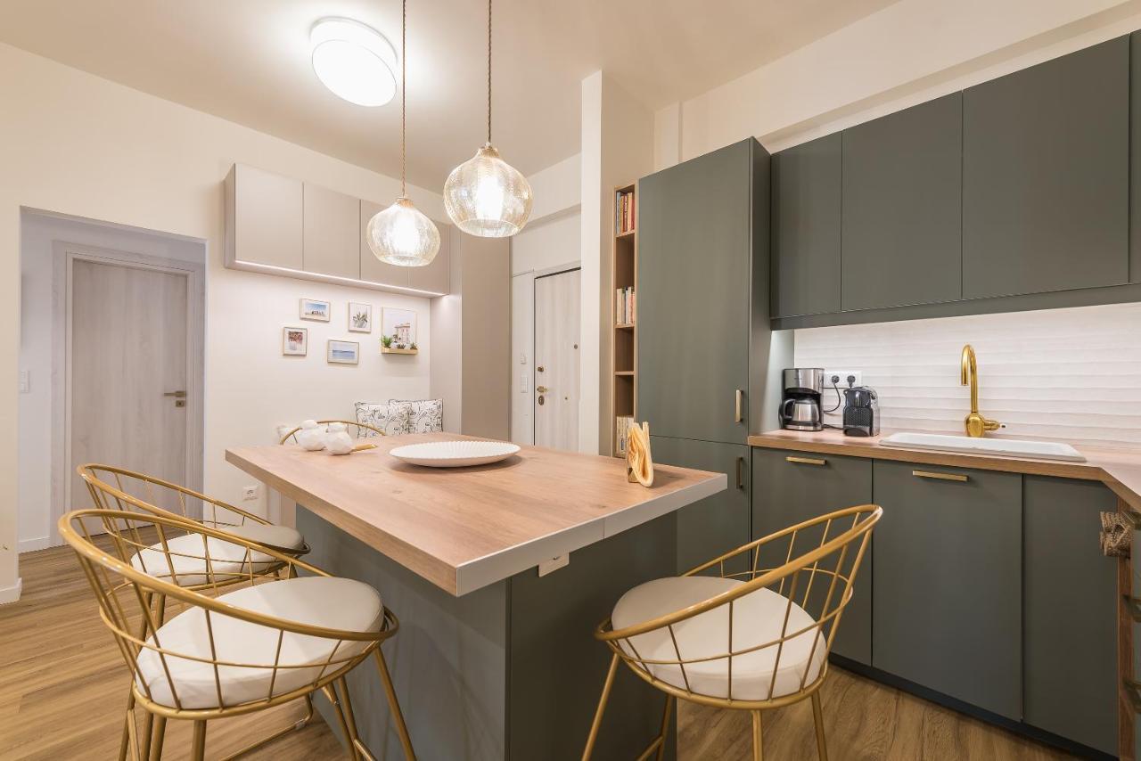 Chic And Comfort Home In Central Атина Екстериор снимка