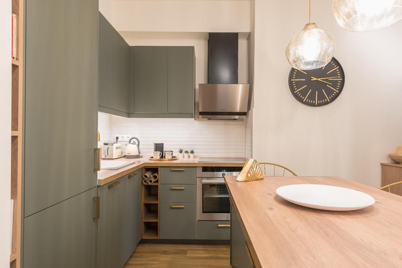 Chic And Comfort Home In Central Атина Екстериор снимка